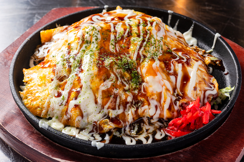 看板メニューは、ふわとろ食感のお好み焼きと、<br>
とろける牛すじと九条ねぎの旨みが詰まった名物「ねぎ焼き」。<br>
鉄板でジュウッと焼き上がる音や、香ばしく焦げるソースの香りが、自然と食欲をかき立てます。<br>
<br>
さらに、やわらかスペアリブや、出汁の染みたおでん、自家製豆富など、<br>
お酒と相性抜群の一品料理も豊富にラインナップ。<br>
素材の良さと調理の丁寧さが、どの皿からも感じられます。